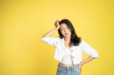 Hüsrana uğramış Asyalı genç bir kadın baş ağrısı çekiyor.