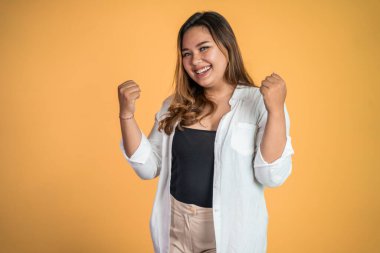 Başarıyı kutlayan heyecanlı genç kadın elleri.