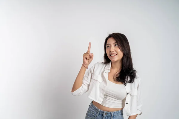 Приваблива азіатська жінка з пальцем, що вказує на жест руки — стокове фото