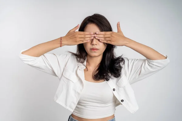 Asiático mujer cerrar sus ojos con la mano —  Fotos de Stock