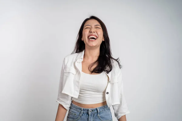 Vacker skrattande ung asiatisk kvinna porträtt — Stockfoto