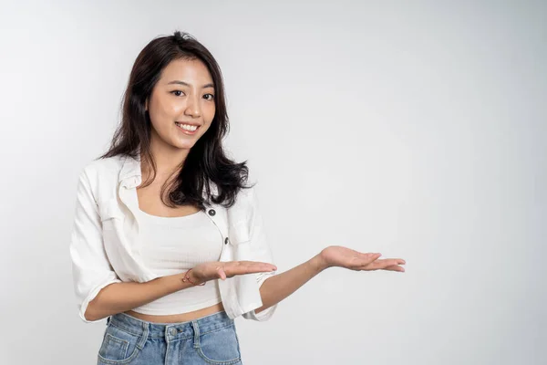 Schöne asiatische Frau mit Handgeste präsentiert — Stockfoto