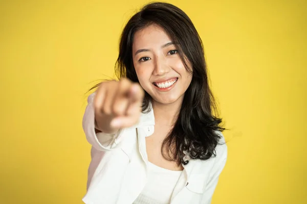 Vrouw glimlachen terwijl wijzend haar vinger naar de camera — Stockfoto