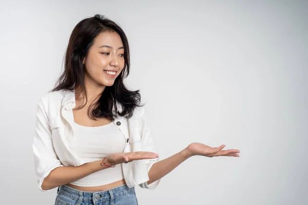 Bella asiatico donna con mano gesto presentazione — Foto Stock