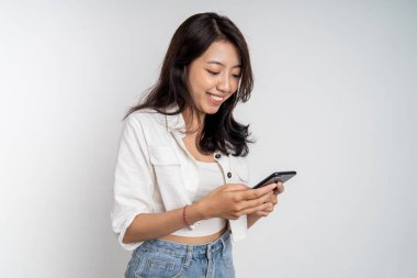 Cep telefonu daktilo metni kullanan güzel Asyalı kadın