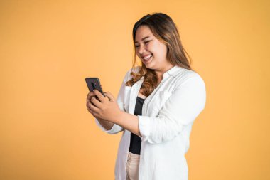 Cep telefonu daktilo metni kullanan güzel Asyalı kadın