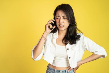 Bir telefon görüşmesi yaparken Asyalı kızgın bir kadın