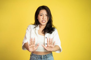 İki el hareketini de reddeden genç bir kadın.