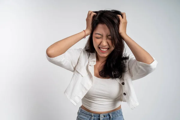 Frustrado asiático joven mujer sosteniendo la cabeza con dolor de cabeza —  Fotos de Stock