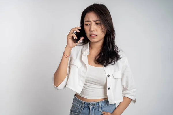 Angry asian woman when making a phone call — Stock Photo, Image