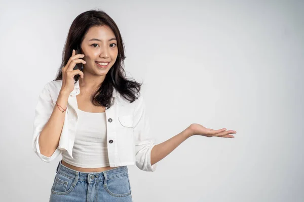 Frau telefoniert mit Handbewegung — Stockfoto