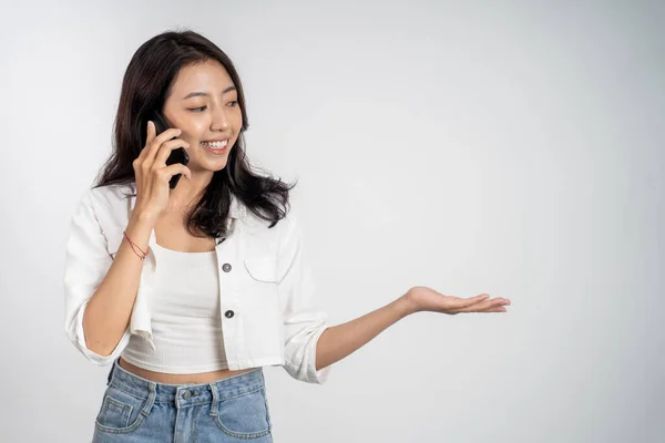 Mulher fazer uma chamada com mão gesto apresentando — Fotografia de Stock