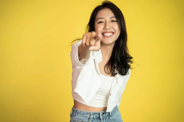 Kvinna ler medan hon pekar fingret mot kameran — Stockfoto