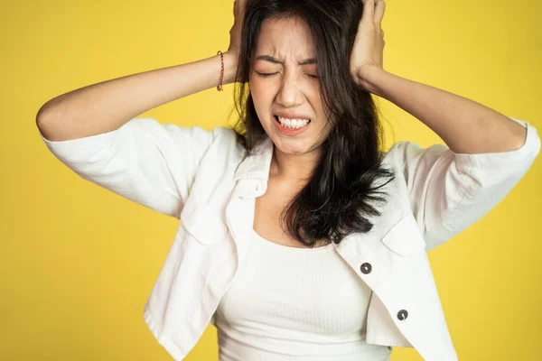 Gefrustreerde aziatische jonge vrouw houden hoofd met hoofdpijn — Stockfoto