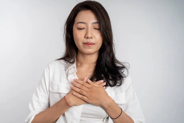 Asiatische Frau mit niedlichen Handgeste Herstellung v Form auf dem Finger — Stockfoto