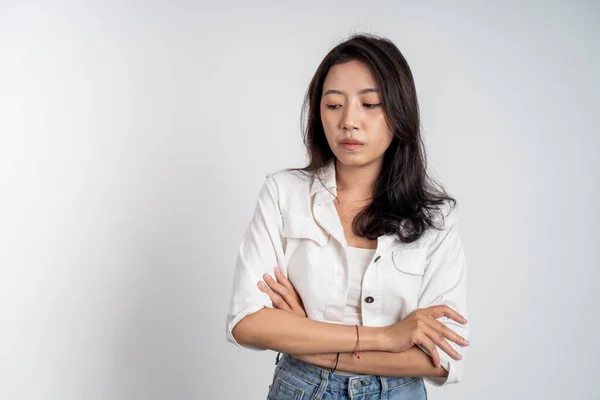 Trauriges Porträt einer jungen Asiatin über einen isolierten Hintergrund — Stockfoto