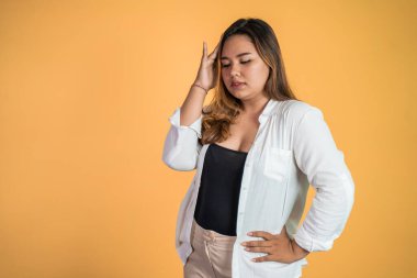 Hüsrana uğramış Asyalı genç bir kadın baş ağrısı çekiyor.