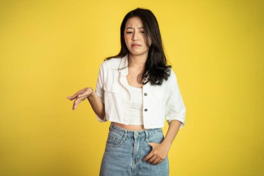 Asyalı genç bir kadının soyutlanmış geçmişinin üzücü portresi.