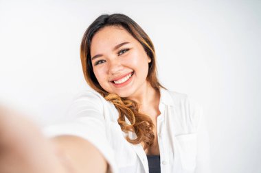 Selfie ya da görüntülü arama için akıllı telefon tutan Asyalı kadın.