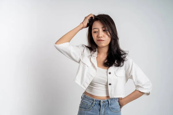 Triste ritratto di giovane donna asiatica su sfondo isolato — Foto Stock