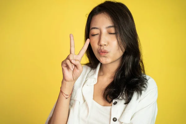 Asiatische Frau mit niedlichen Handgeste Herstellung v Form auf dem Finger — Stockfoto