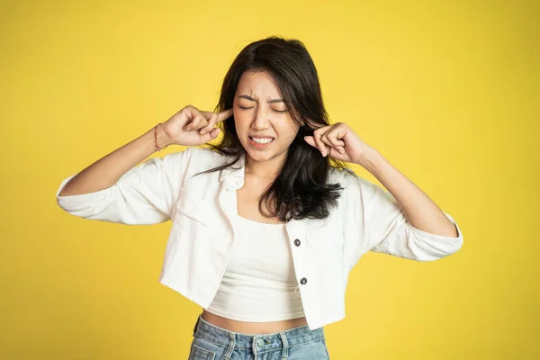Asiático fêmea não quer ouvir muito alto ruído — Fotografia de Stock