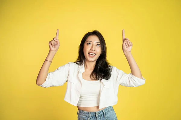 Atraktivní asijská žena s ukazováčkem nahoru gesto ruky — Stock fotografie