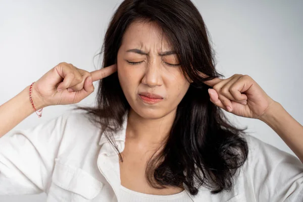 Aziatische vrouw wil niet naar horen te luid lawaai — Stockfoto