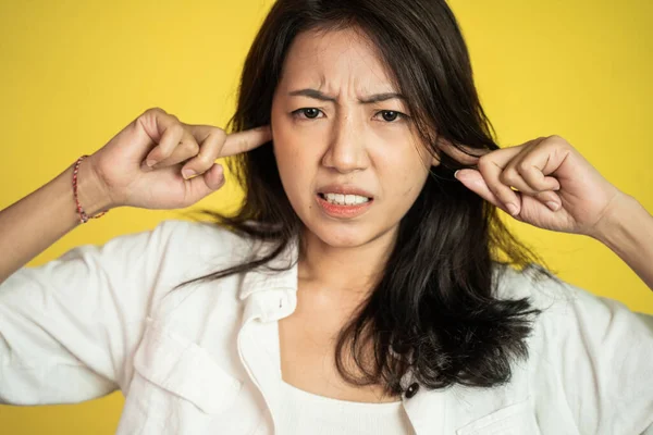 Azjatycka kobieta nie chce usłyszeć zbyt głośno hałas — Zdjęcie stockowe