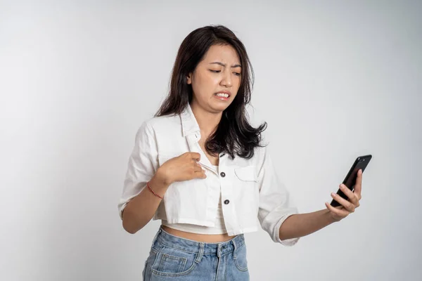 Mulher se sentir enojado e chocado ao olhar para o seu telefone móvel — Fotografia de Stock
