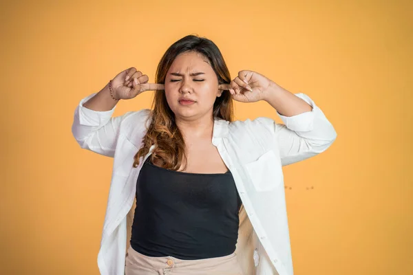 Asijská žena nechce slyšet příliš hlasitý zvuk — Stock fotografie