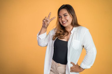 El hareketleriyle parmak üzerinde V şekli veren Asyalı bir kadın.