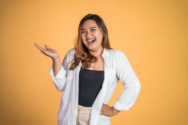 Güzel Asyalı kadın, el hareketleriyle sunar