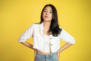 Asyalı genç bir kadının soyutlanmış geçmişinin üzücü portresi.