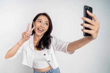 Selfie ya da görüntülü arama için akıllı telefon tutan Asyalı kadın.