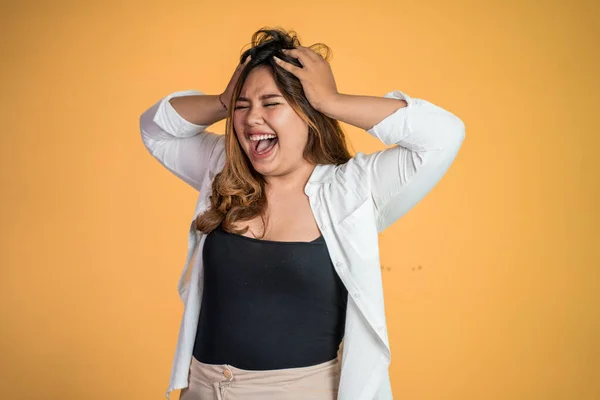 Gefrustreerde aziatische jonge vrouw houden hoofd met hoofdpijn — Stockfoto