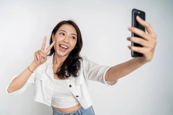 Asiatico donna holding un smart phone per selfie o video chiamata — Foto Stock