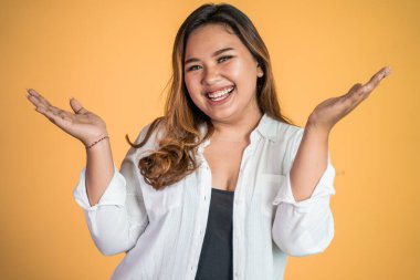 Avuç içi açık bir kadın başarıyı kutlarken