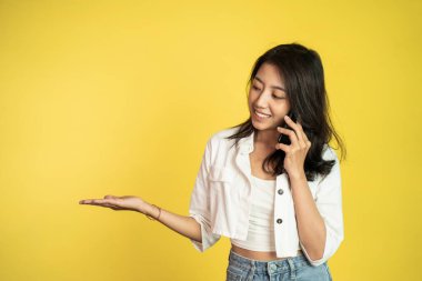 Kadın el hareketleriyle bir arama yapar.