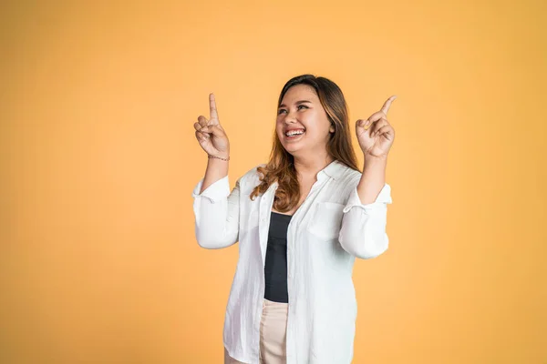 Attraktiv asiatisk kvinna med finger pekande hand gest — Stockfoto