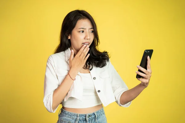 Mulher asiática segurando um telefone inteligente para selfie ou chamada de vídeo — Fotografia de Stock