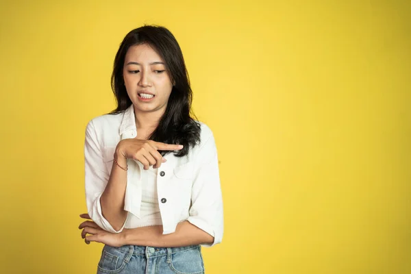 Asiático mujer sintiéndose disgustado y apuntando a algo —  Fotos de Stock