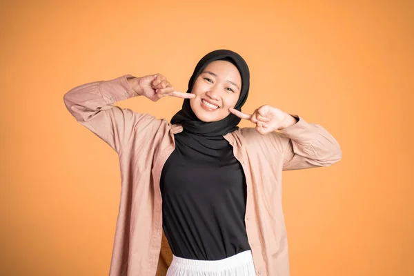 Mujer feliz emocionado con pañuelo en la cabeza sonriendo a la cámara —  Fotos de Stock