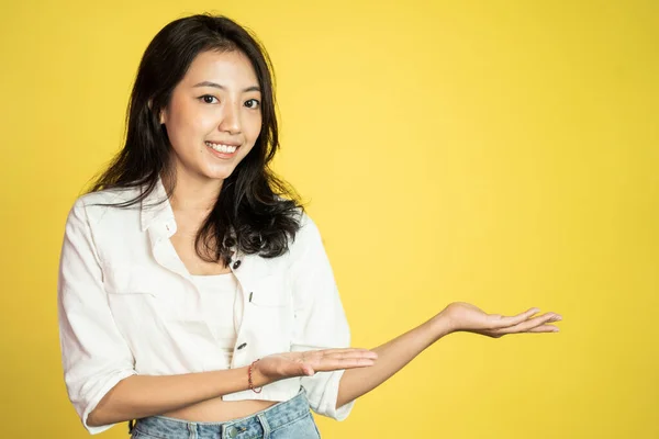 Schöne asiatische Frau mit Handgeste präsentiert — Stockfoto