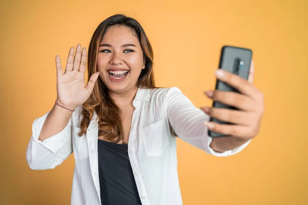 Asiatico donna holding un smart phone per selfie o video chiamata — Foto Stock