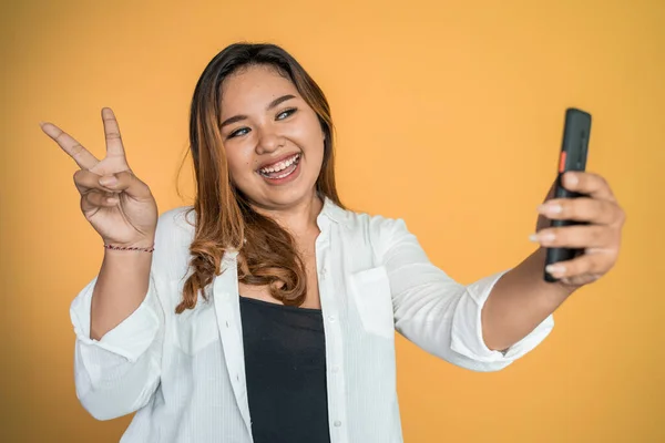 Asiatico donna holding un smart phone per selfie o video chiamata — Foto Stock