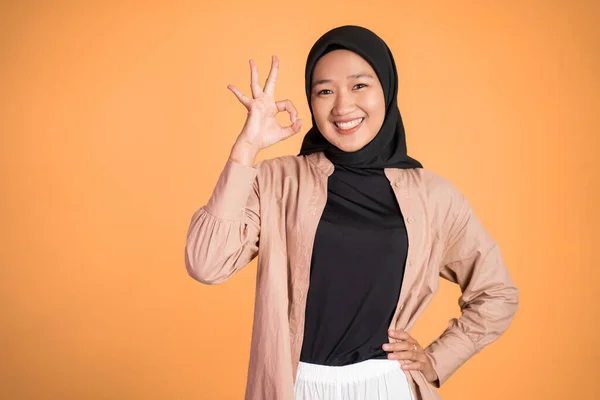 Asiatin im Hijab lächelt mit Okay-Geste — Stockfoto