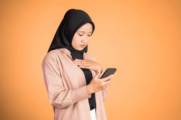 Mulher muçulmana preocupado no hijab usando um telefone celular — Fotografia de Stock