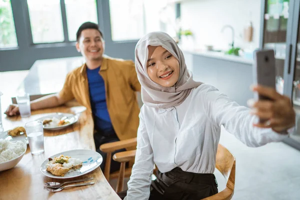 5.穆斯林妇女在和伴侣共进午餐时自私自利 — 图库照片