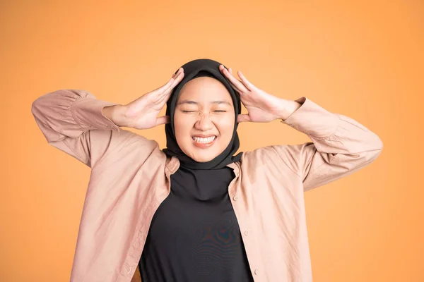 Mulher asiática em hijab segurando cabeça com dor de cabeça — Fotografia de Stock